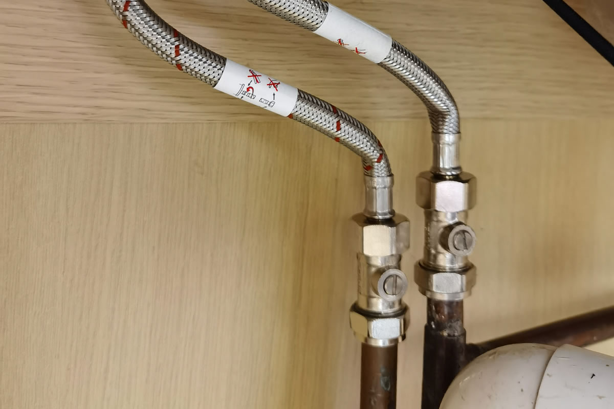 Removing flexible hoses to reduce Legionella risk